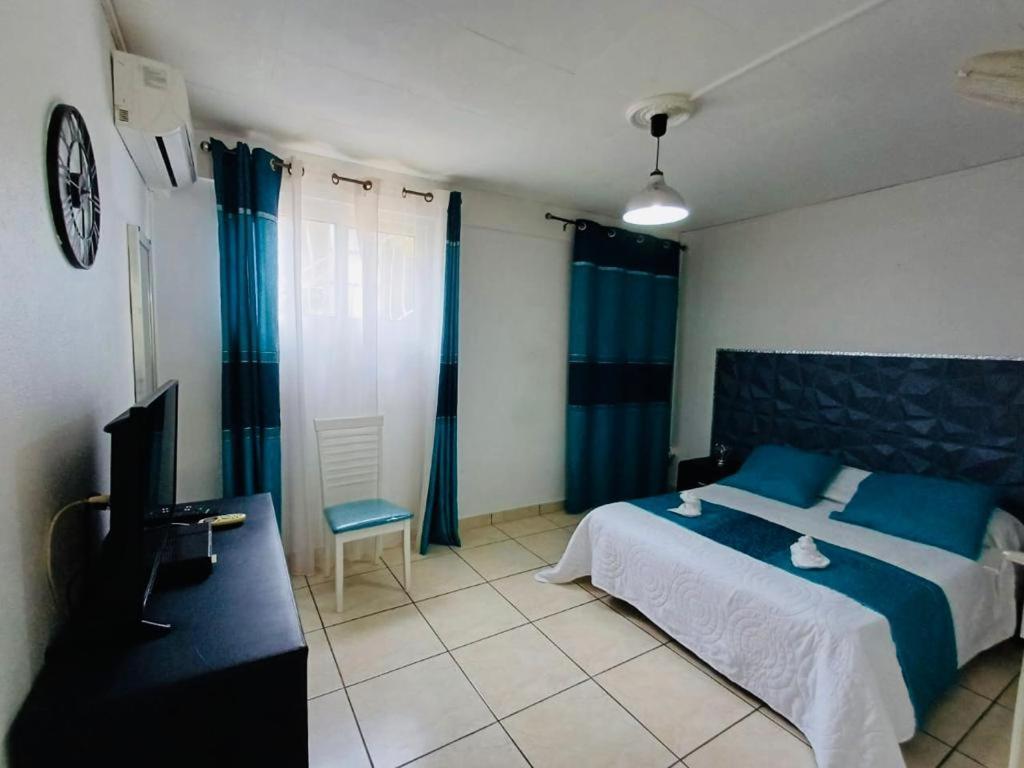 Coquet F2 Climatise Avec Piscine Au Lamentin Apartment Льо Ламентин Екстериор снимка