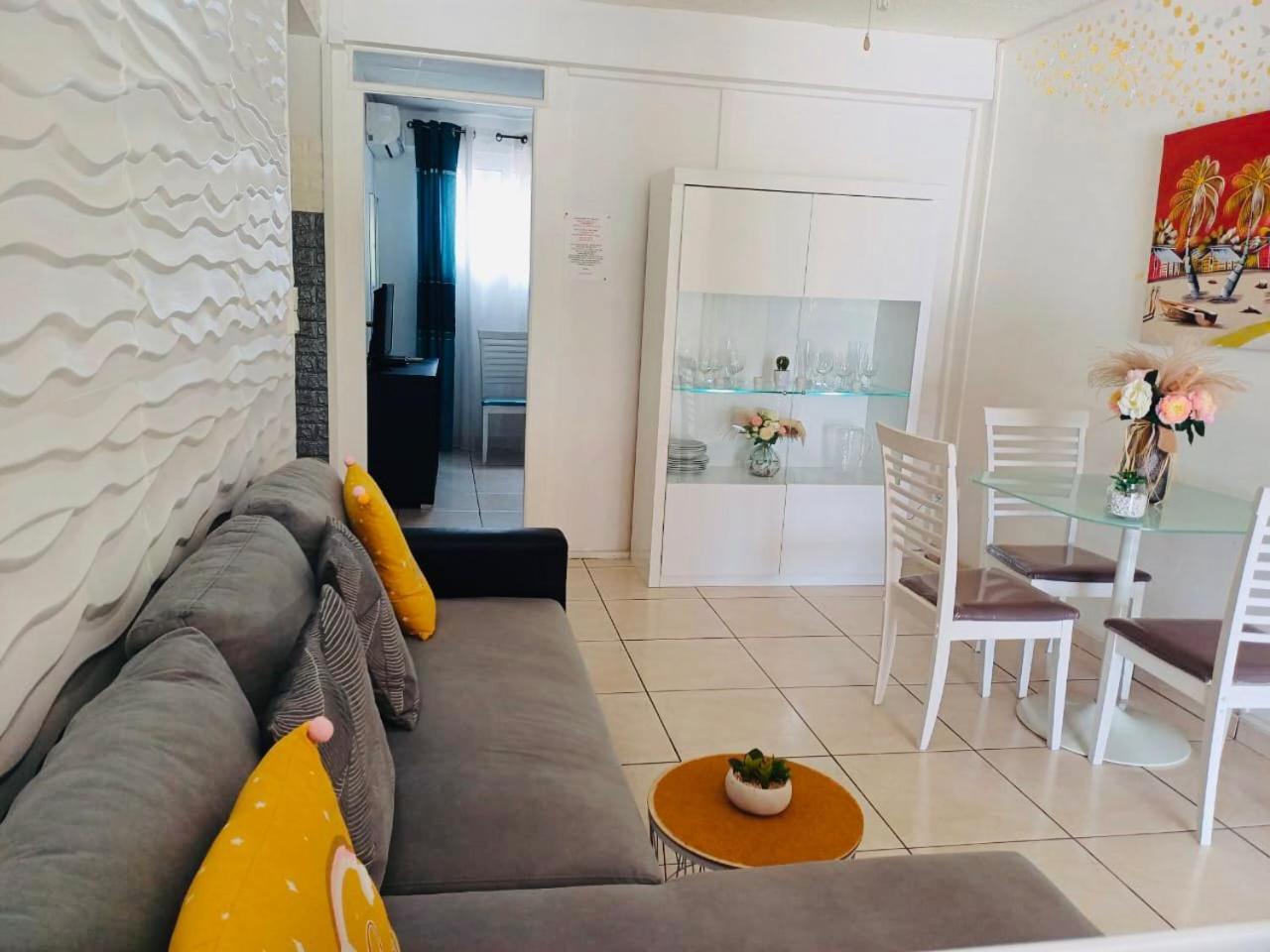 Coquet F2 Climatise Avec Piscine Au Lamentin Apartment Льо Ламентин Екстериор снимка
